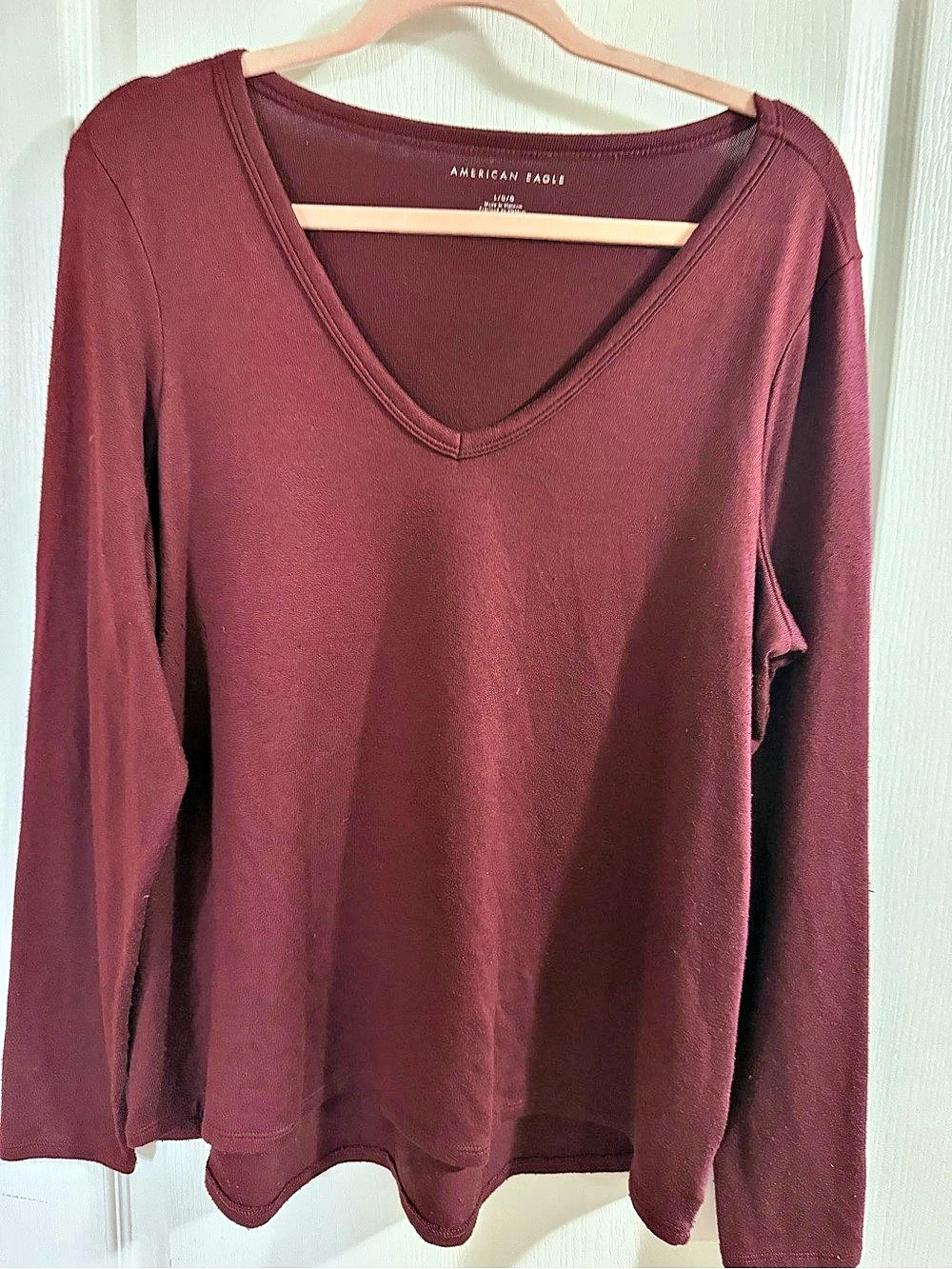 American Eagle Long Sleeve V-Neck Top in Burgundy Size Large